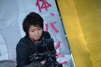 カメラに向かってサインを書く藤原竜也。