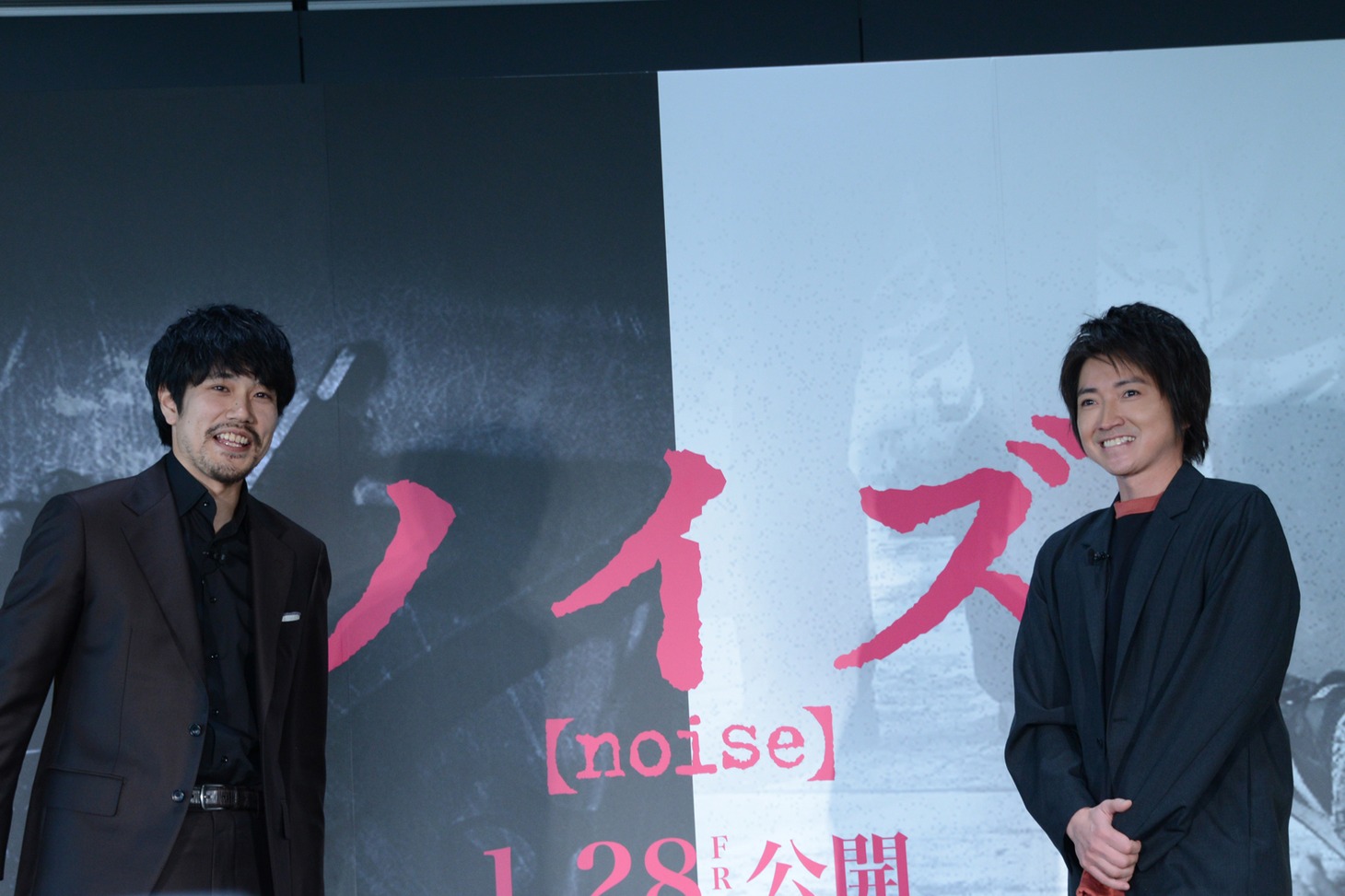 左から松山ケンイチ、藤原竜也。