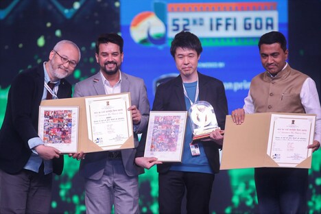 第52回インド国際映画祭の授賞式。右から2番目が金子雅和。