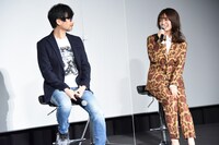 左から小島秀夫、長濱ねる。