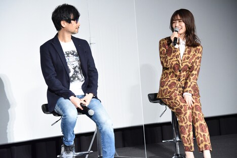 左から小島秀夫、長濱ねる。