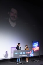 「ラストナイト・イン・ソーホー」公開前イベントに参加したエドガー・ライト（スクリーン上）、長濱ねる（壇上右）、小島秀夫（壇上左）。