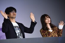 左から小島秀夫、長濱ねる。