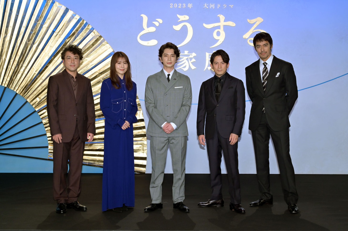 大河ドラマ「どうする家康」出演者発表会見の様子。左からムロツヨシ、有村架純、松本潤、岡田准一、阿部寛。