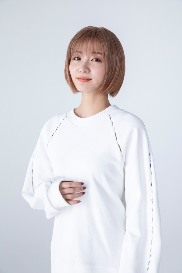 狩岡晴汝役の岡崎紗絵。