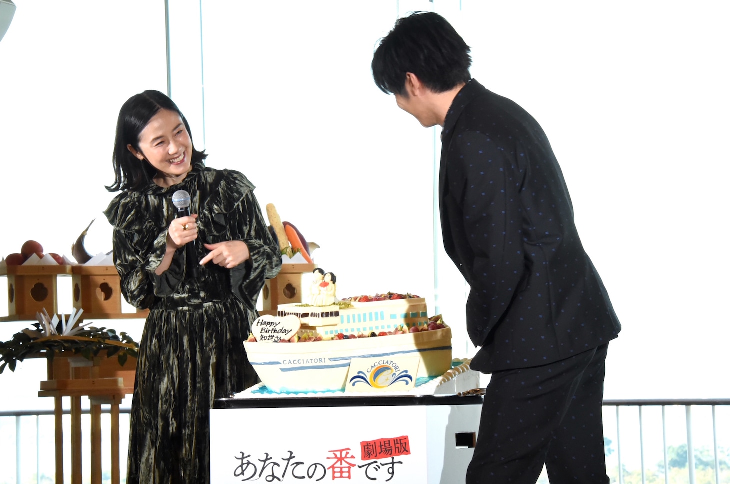 バースデーケーキを見て喜ぶ原田知世（左）と、田中圭（右）。