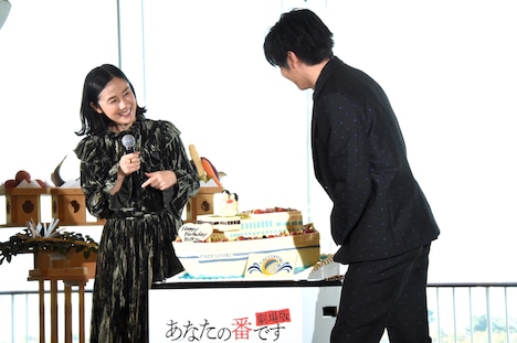 バースデーケーキを見て喜ぶ原田知世（左）と、田中圭（右）。