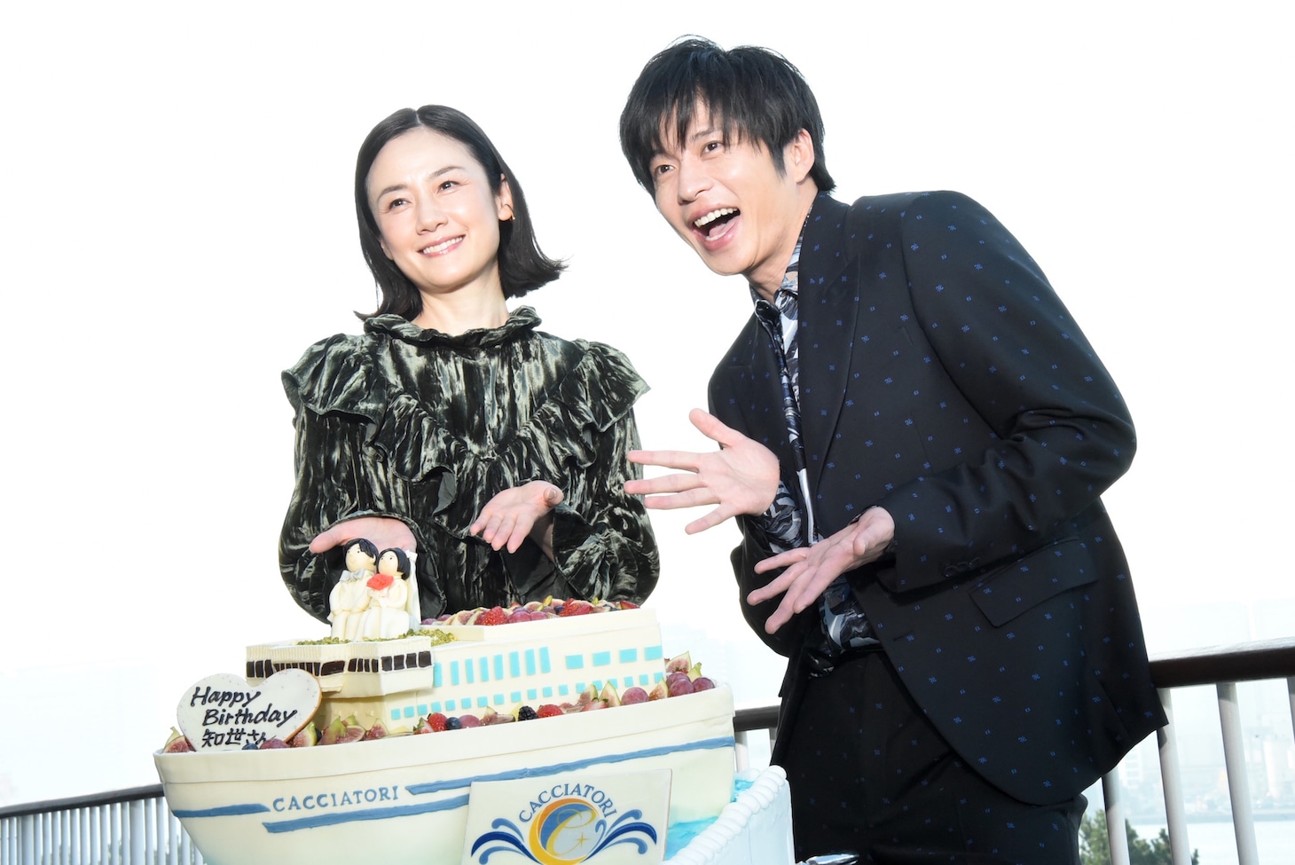 左から原田知世、田中圭。
