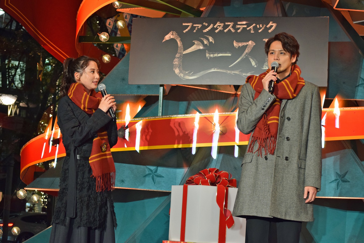 左から河北麻友子、宮野真守。