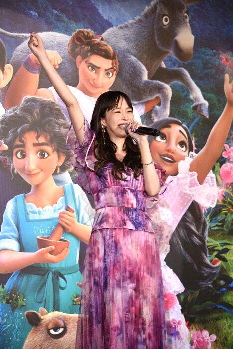 歌を披露する平野綾。