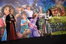 歌を披露する中尾ミエ（左）、斎藤瑠希（右）。