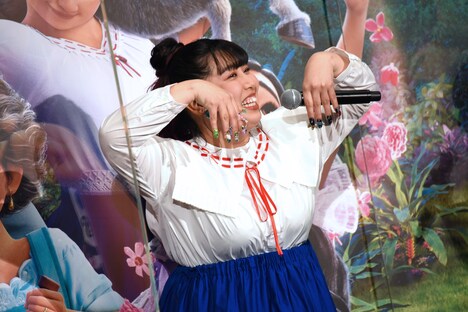 映画の世界観を表現したネイルアートをアピールするゆめっち。