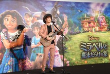 歌を披露するナオト・インティライミ。