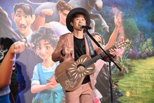 歌を披露するナオト・インティライミ。