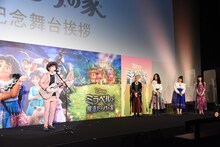 ナオト・インティライミの歌唱中の様子。