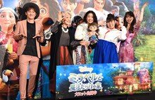 「ミラベルと魔法だらけの家」公開記念舞台挨拶にて、左からナオト・インティライミ、中尾ミエ、斎藤瑠希、ゆめっち、平野綾。