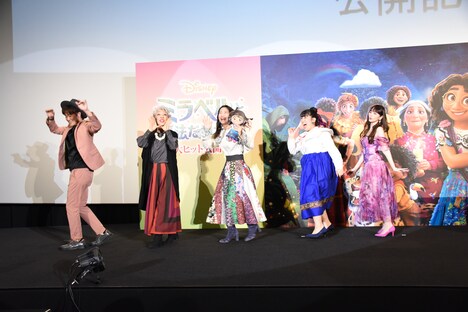 踊りながら退場する登壇者たち。