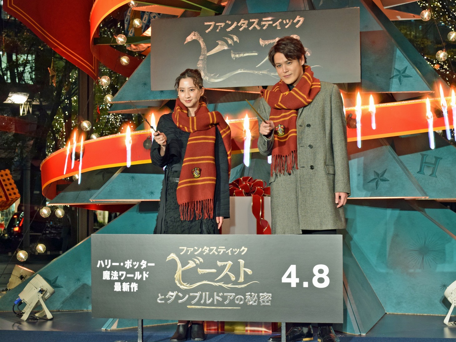 左から河北麻友子、宮野真守。