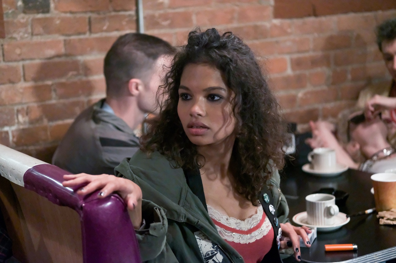 ラジオから流れるザ・スミスで踊る「ショップリフターズ・オブ・ザ・ワールド」新映像