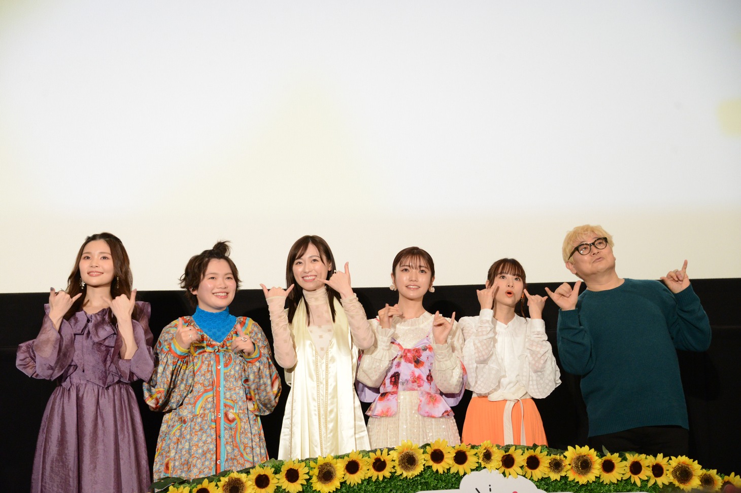 左から陶山恵実里、富田望生、福原遥、美山加恋、前田佳織里、水島精二総監督。