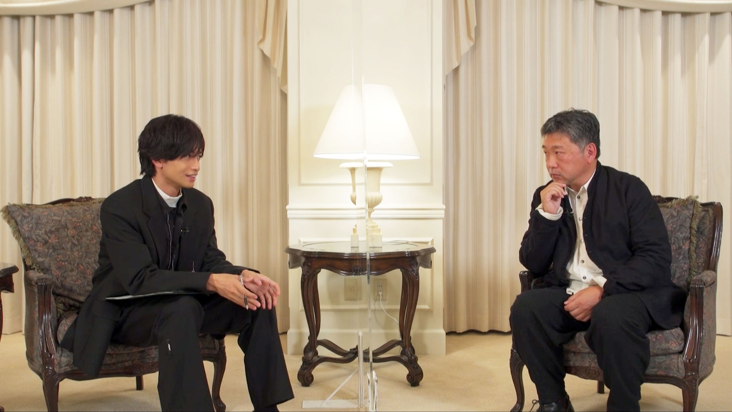 左から中島健人、是枝裕和。