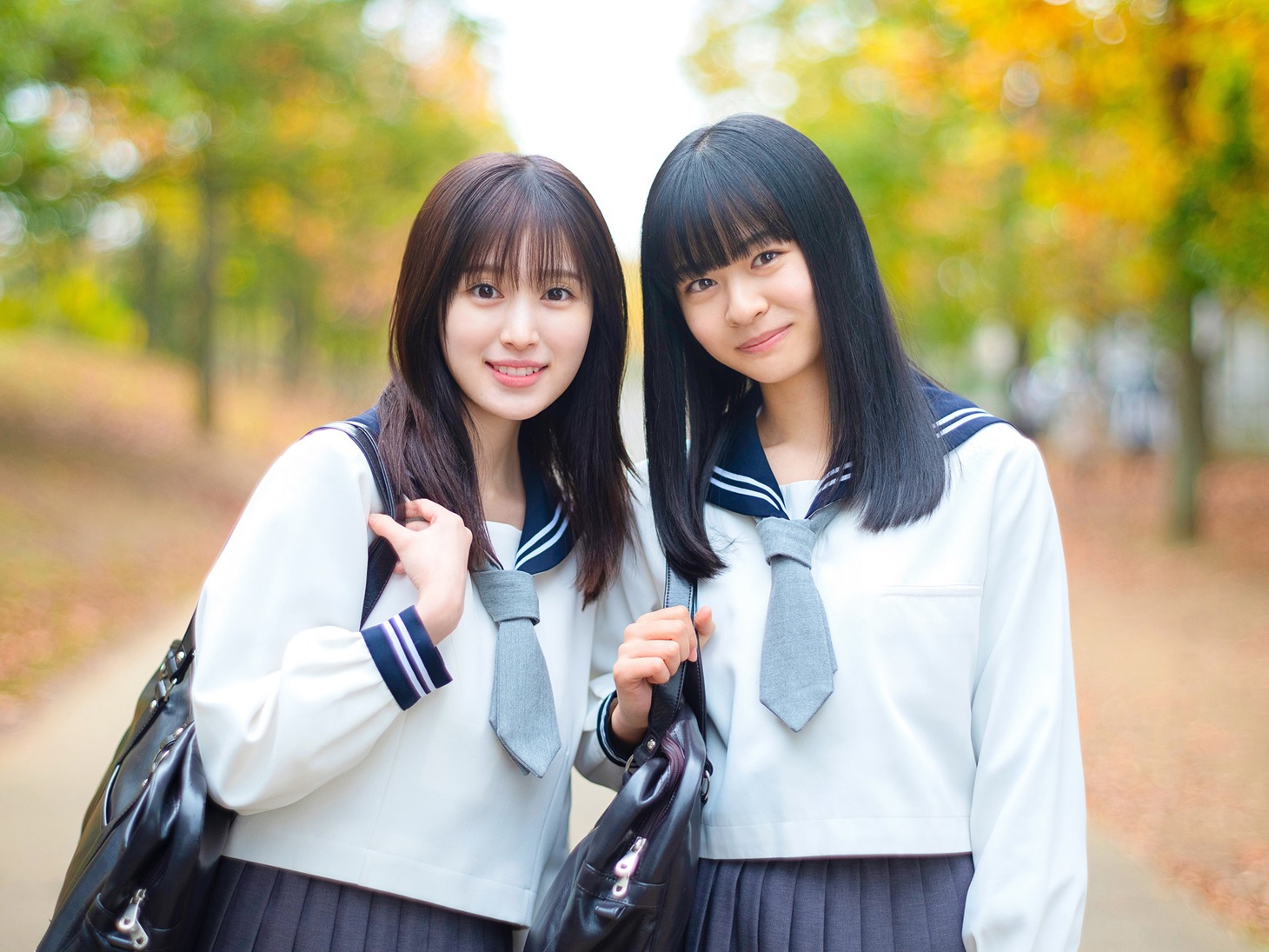 左から実結役の福本莉子、佐喜子役の莉子。