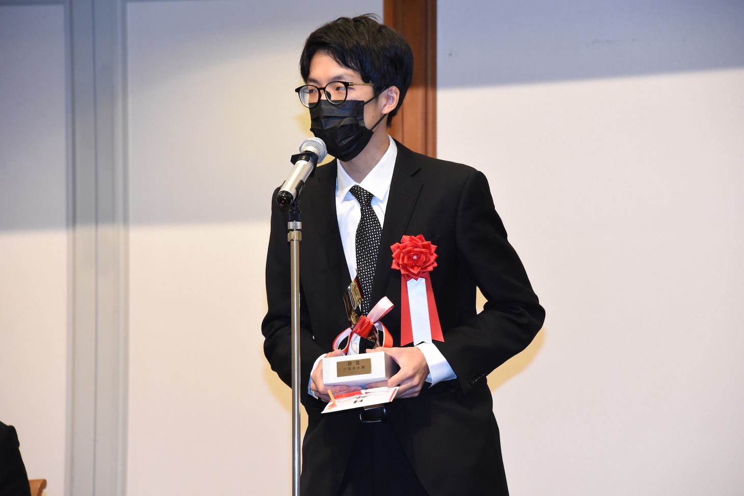 小島央大