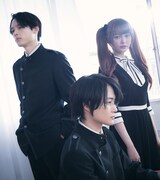 神木隆之介演じる四月一日君尋（前列）と、松村北斗演じる百目鬼静（後列左）、玉城ティナ演じる九軒ひまわり（後列右）。