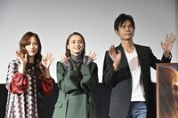 左から秋山ゆずき、萩原みのり、宮岡太郎。