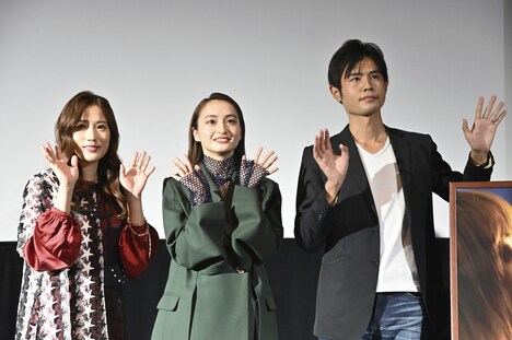 左から秋山ゆずき、萩原みのり、宮岡太郎。