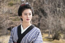 高月彩良演じる美代。