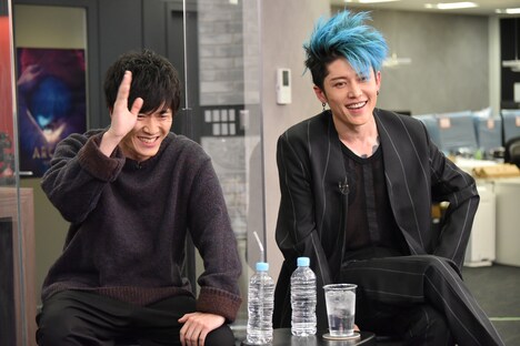 左から畠中祐、MIYAVI。