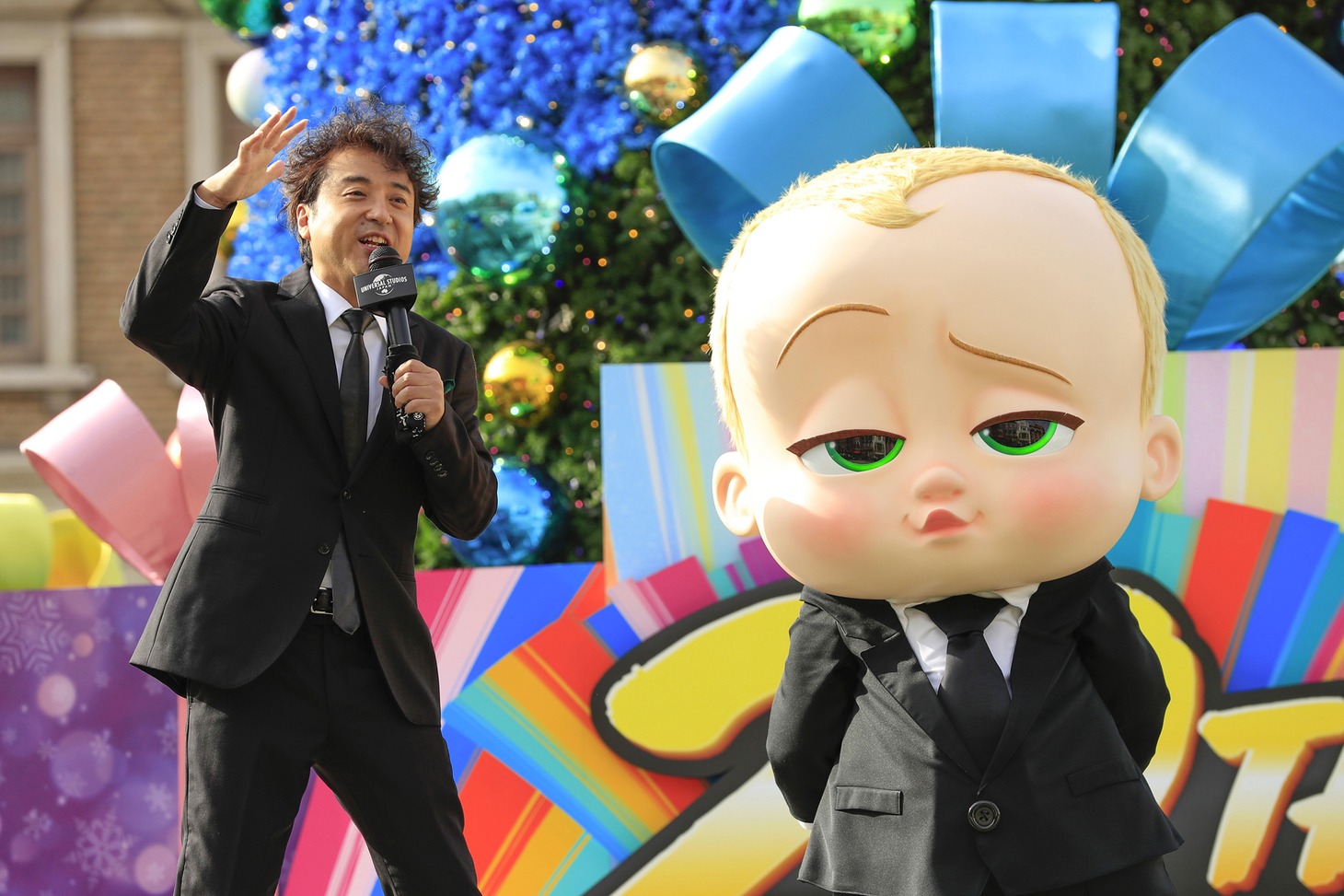 左からムロツヨシ、ボス・ベイビー。