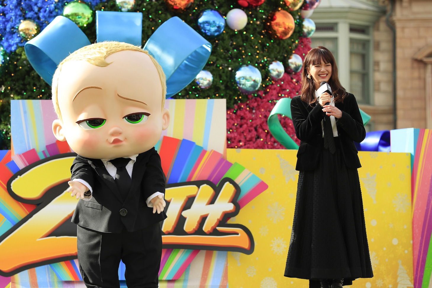 左からボス・ベイビー、多部未華子。