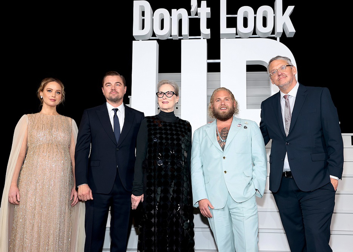 左からジェニファー・ローレンス、レオナルド・ディカプリオ、メリル・ストリープ、ジョナ・ヒル、アダム・マッケイ。