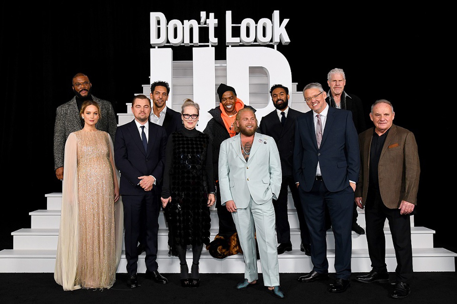 「ドント・ルック・アップ」ワールドプレミアの様子。下段左からジェニファー・ローレンス、レオナルド・ディカプリオ、メリル・ストリープ、ジョナ・ヒル、アダム・マッケイ、ポール・ギルフォイル。上段左からタイラー・ペリー、トメル・シスレー、スコット・メスカディ（キッド・カディ）、ヒメーシュ・パテル、ロン・パールマン。
