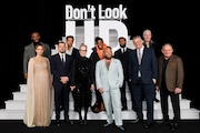 「ドント・ルック・アップ」ワールドプレミアの様子。下段左からジェニファー・ローレンス、レオナルド・ディカプリオ、メリル・ストリープ、ジョナ・ヒル、アダム・マッケイ、ポール・ギルフォイル。上段左からタイラー・ペリー、トメル・シスレー、スコット・メスカディ(キッド・カディ)、ヒメーシュ・パテル、ロン・パールマン。