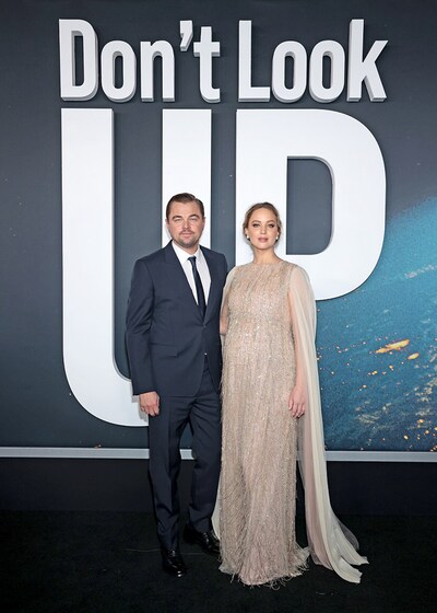 「ドント・ルック・アップ」ワールドプレミアの様子。左からレオナルド・ディカプリオ、ジェニファー・ローレンス。
