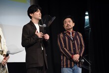 左から山岡竜弘、園子温。