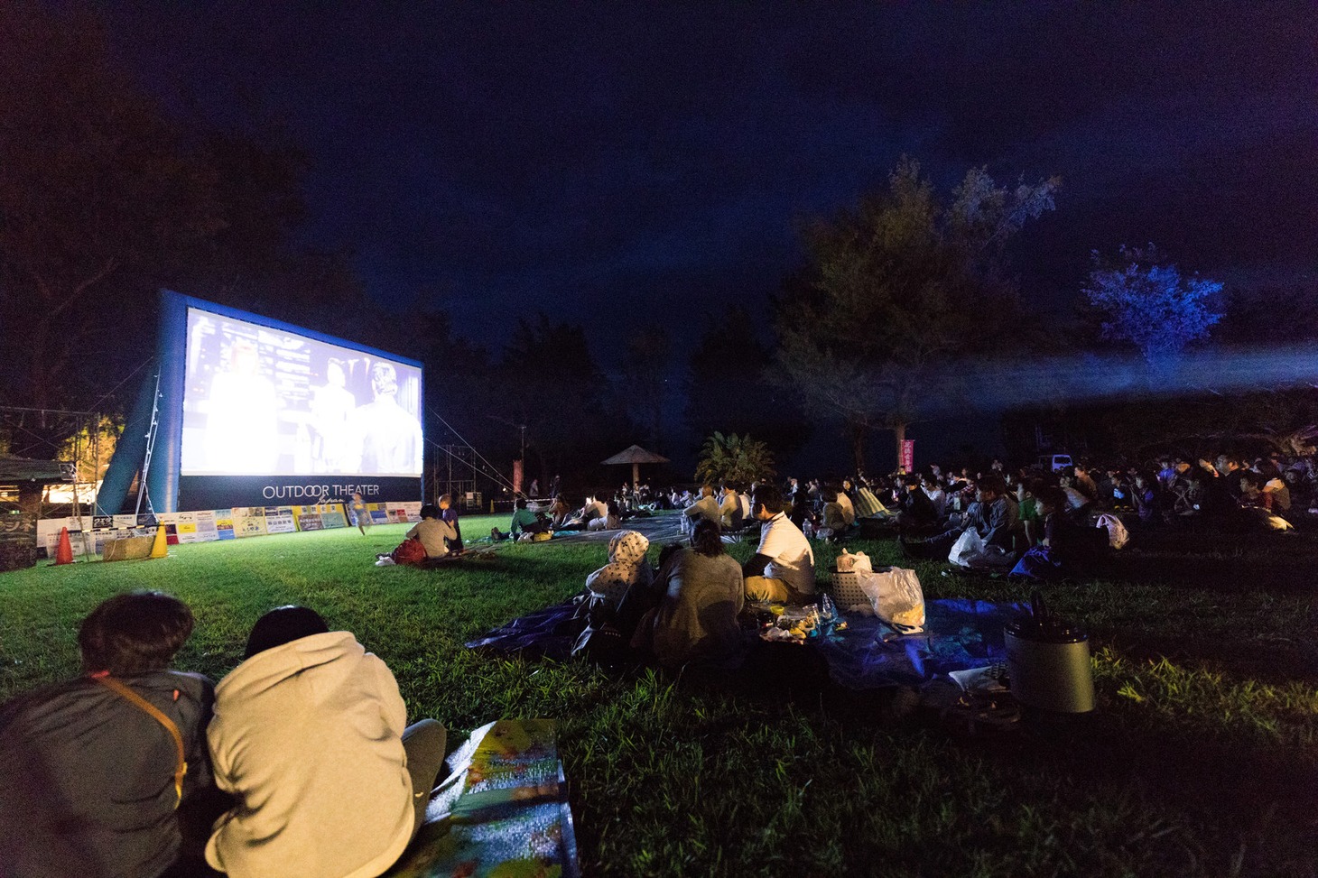 OUTDOOR THEATERによる野外上映のイメージ。
