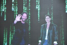 陽気なキアヌ・リーヴス（左）とキャリー＝アン・モス（右）。