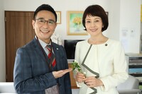 左から八嶋智人、沢口靖子。