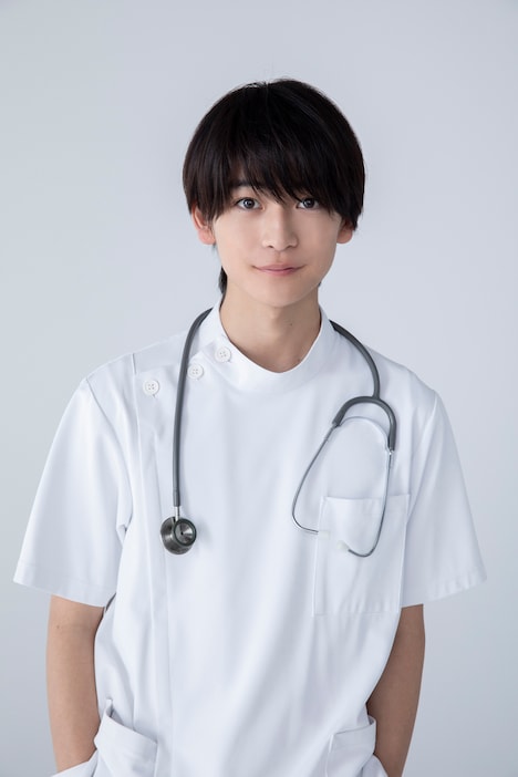 佐久間新平役の高橋文哉。