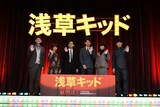 「浅草キッド」配信記念イベントの様子。左から土屋伸之、門脇麦、柳楽優弥、大泉洋、鈴木保奈美、劇団ひとり。