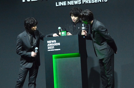 トロフィーを見つめる北山宏光、玉森裕太、宮田俊哉。