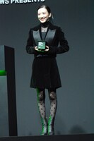 トロフィーを手にほほえむ永野芽郁。