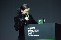 トロフィーに興味津々の永野芽郁。