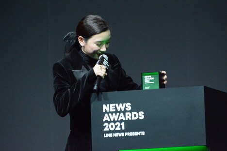 トロフィーに興味津々の永野芽郁。