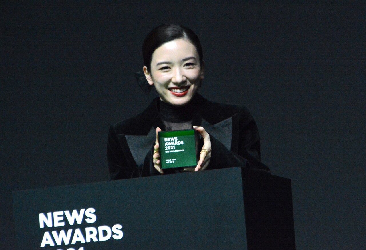 トロフィーを舞台裏に持ち帰ろうとする永野芽郁。