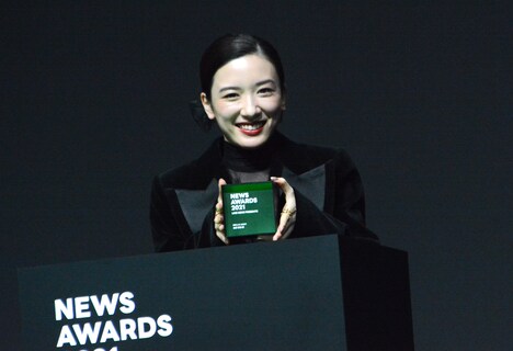 トロフィーを舞台裏に持ち帰ろうとする永野芽郁。